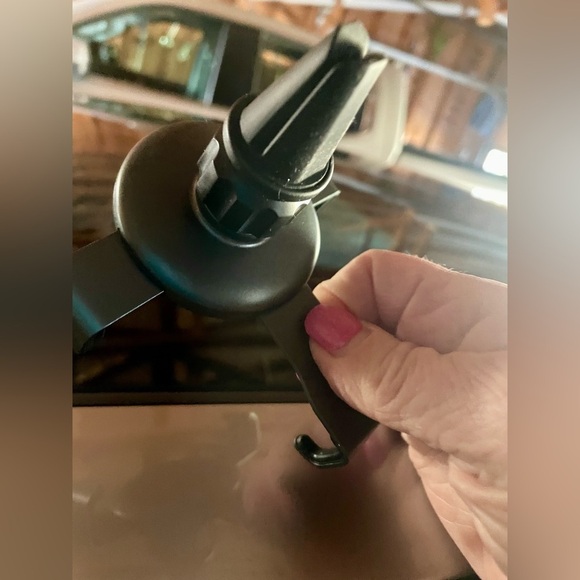 NEW Universal Car Phone Mount -Gravity Lock, 360° Rotation, Auto Adjustm… - Picture 7 of 11
